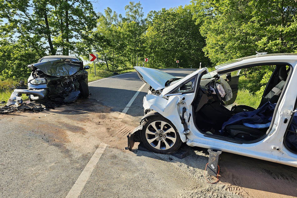 Auf der S290 bei Zwickau kam es am Montagabend zu einem heftigen Frontalcrash.