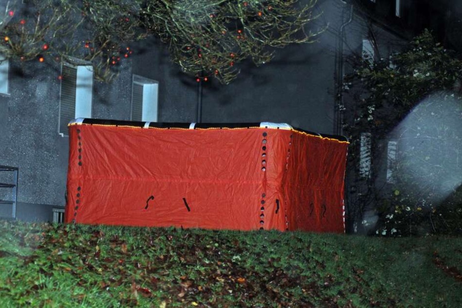 Eine Person musste aus dem Fenster springen, um sich vor den Flammen zu retten.