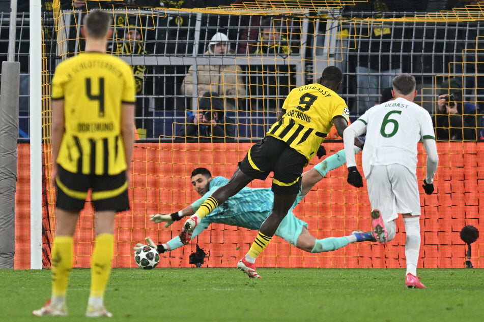 BVB-Knipser Serhou Guirassy (2.v.r.) ließ die beste Chance des Spiels liegen.