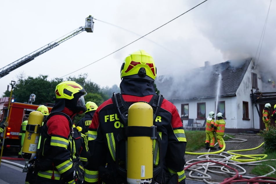 Auch nach fast drei Stunden sind die Einsatzkräfte weiterhin vor Ort.