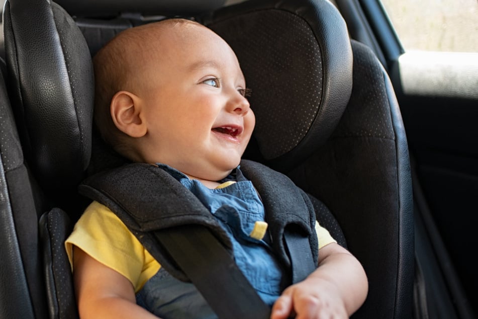 Sicher mit Mama und Papa unterwegs: Bei Kindersitzen gibt es teilweise klare Unterschiede.