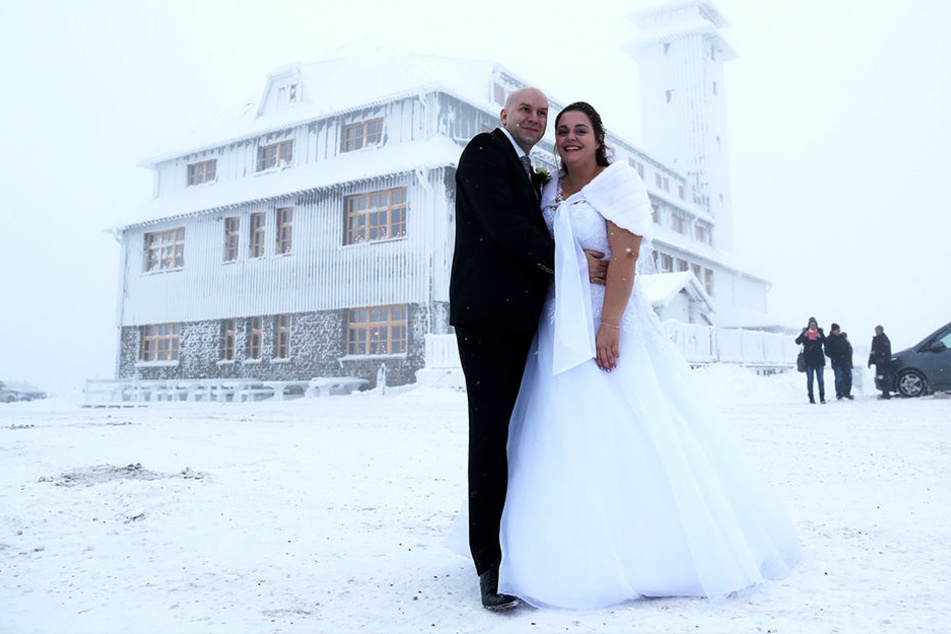 Eisige minus 7 Grad und Nebel herrschten am Samstag auf dem Fichtelberg, trotzdem strahlen Franziska und Thomas Bruderreck in die Kamera.