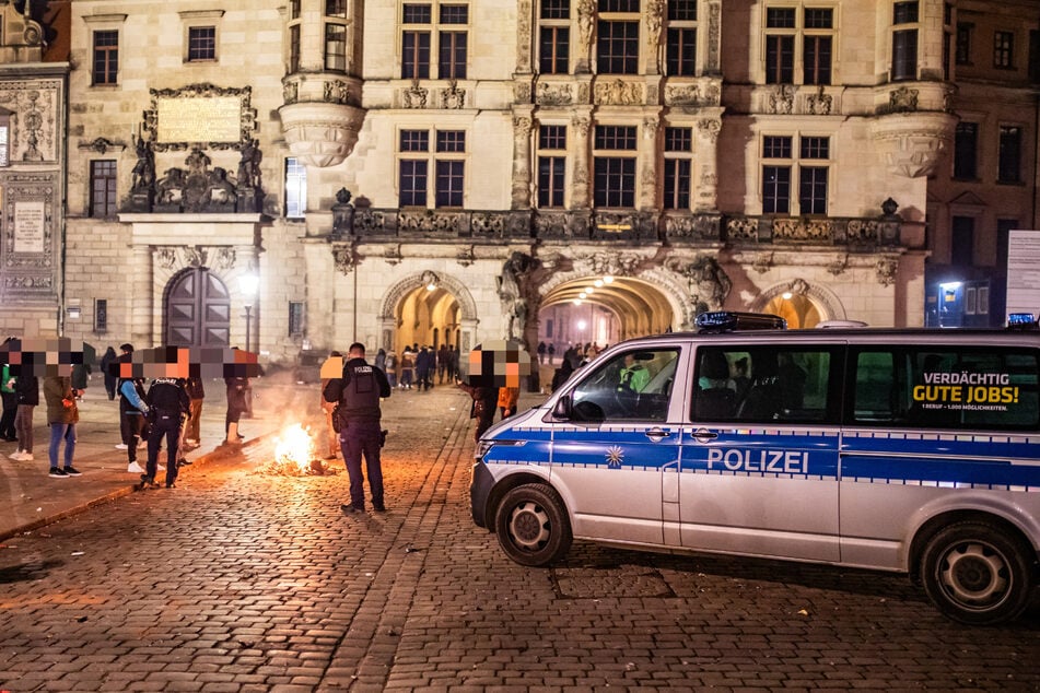 Am Dresdner Schlossplatz loderte ein Lagerfeuer.