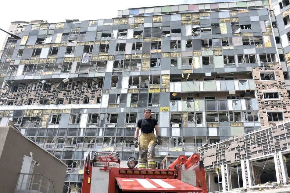 Das Okhmadit-Kinderkrankenhaus in Kiew wurde durch den russischen Raketenangriff zerstört. Helfer suchen nach verschütteten Menschen.