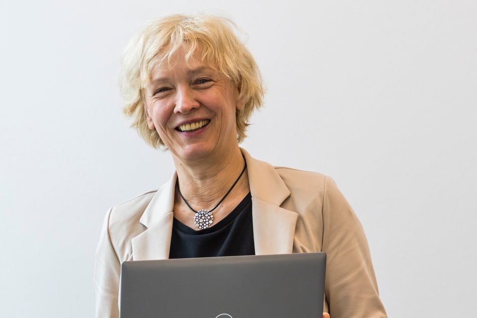 Kennt Dresdens Straßen wie keine andere: die Leiterin des Straßen- und Tiefbauamts Simone Prüfer (60).