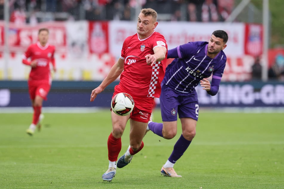 Lucas Albert (l.) muss nach einem Zusammenstoß mit Stylianos Kokovas vom Platz.