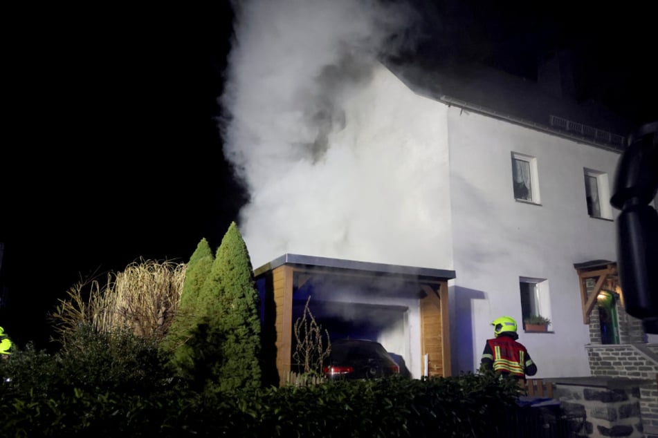Das Feuer griff bereits auf den daneben befindlichen Carport über.