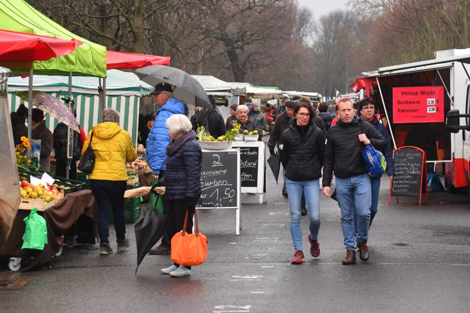 Menschen kamen sich im Getümmel und Schlangen auf dem Lignermarkt nahe, obwohl nur ein Viertel der üblichen Besucherströme kam.