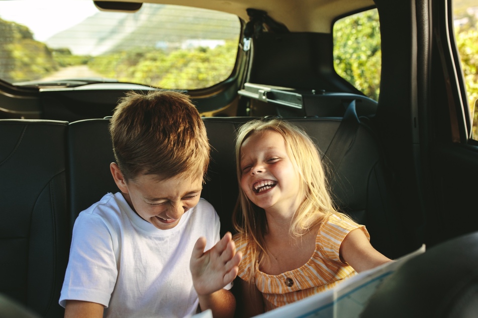 Lustige Autospiele helfen, die Kinder während der Fahrt bei Laune zu halten.
