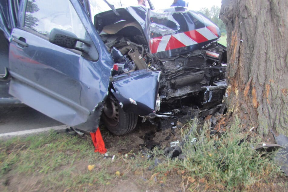 VW rauscht frontal in Baum: Unfall endet für 61-Jährigen tödlich!