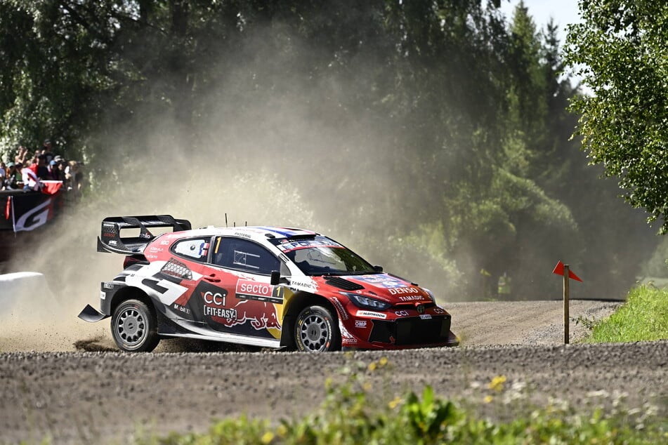 Rennfahrer Sébastien Ogier (42) und sein Beifahrer Julien Ingrassia (46) wurden bei einem Unfall bei der Rallye-WM in Finnland verletzt.
