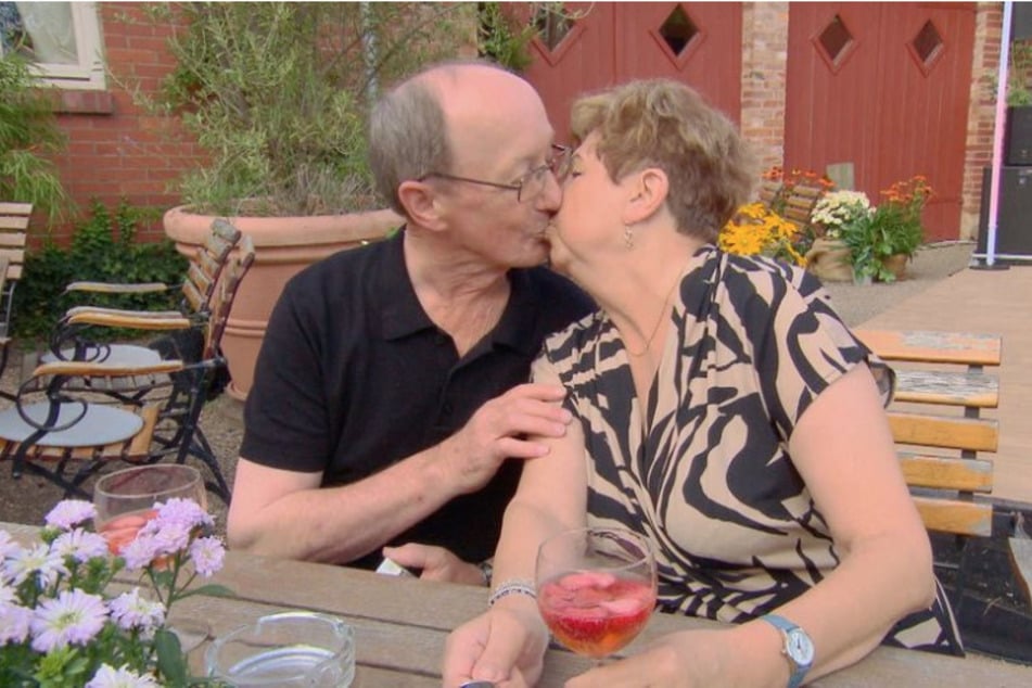 Beim traditionellen Scheunenfest tauschen der 73-Jährige und seine zukünftige Hofdame Katharina (70) bereits innige Küsse aus.
