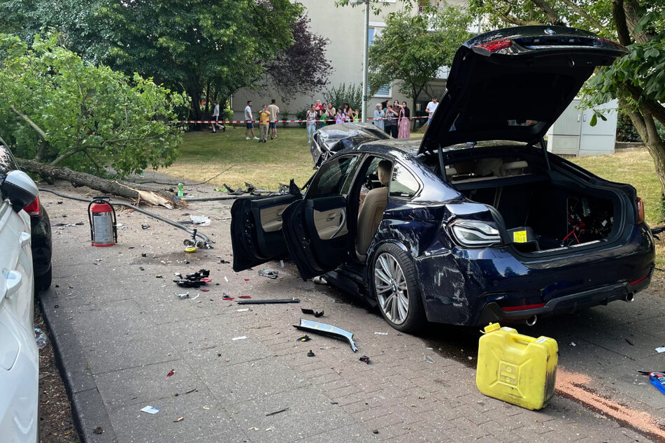 Zwei Verletzte bei schwerem Unfall: BMW fällt Baum und rammt drei Autos