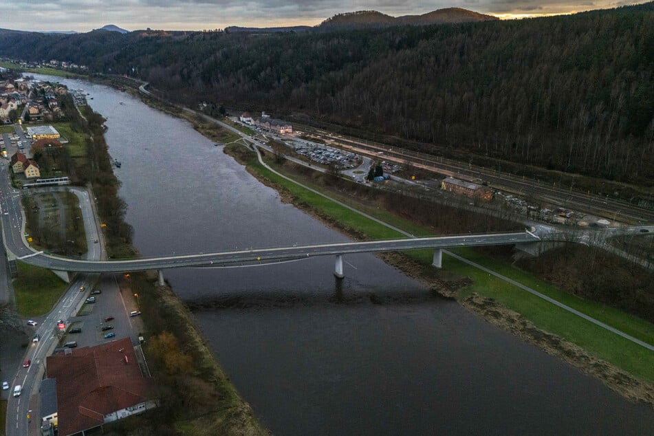 Die gesperrte Elbbrücke in Bad Schandau erschwert das Leben der Bergretter.