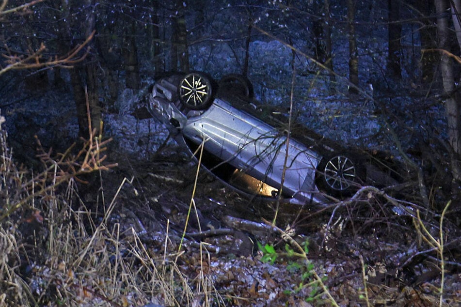 Unfall A4: Mercedes kommt auf A4 von Fahrbahn und landet 70 Meter weiter auf dem Dach