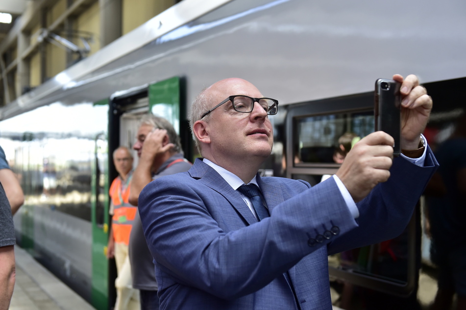 Oberbürgermeister Sven Schulze (51, SPD) zeigte sich begeistert vom neuen Akku-Zug.