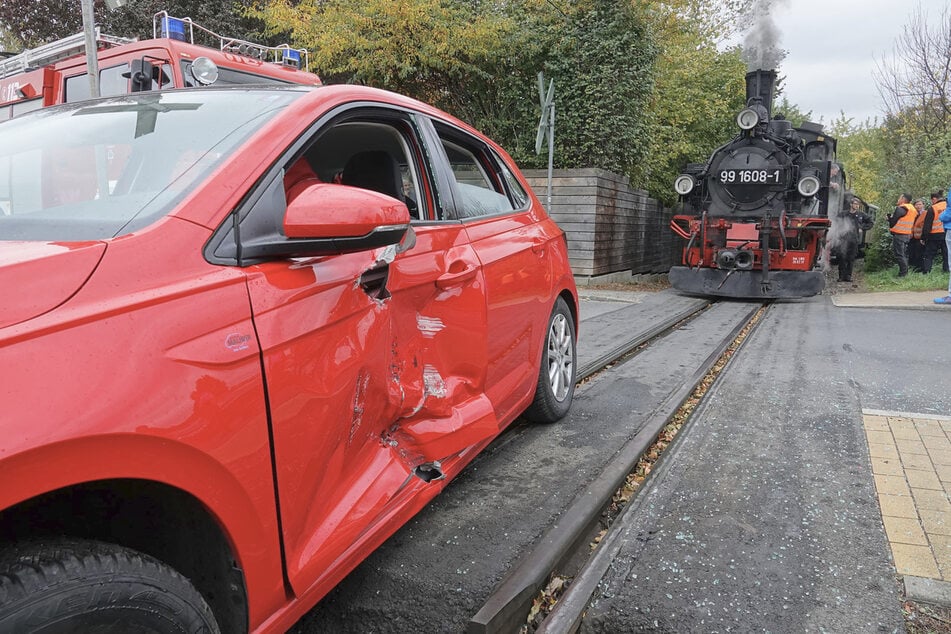 Der Aufprall der Lok hat an der Fahrerseite des Volkswagens ordentlich Schaden hinterlassen.