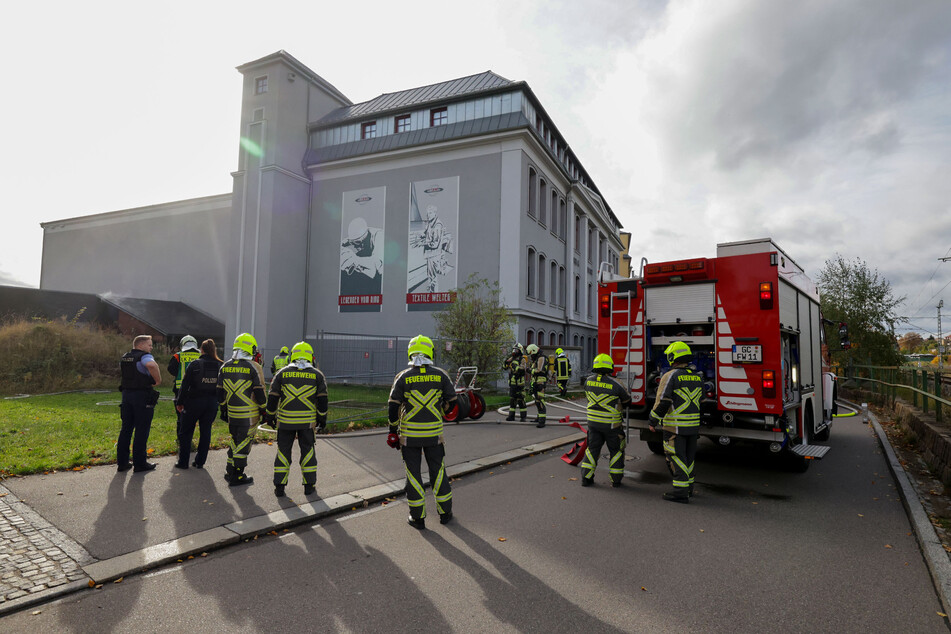 Die Feuerwehr wurde am heutigen Mittwochmittag zum Textil- und Rennsportmuseum in Hohenstein-Ernstthal gerufen. In einem Nebengebäude war ein Brand ausgebrochen.
