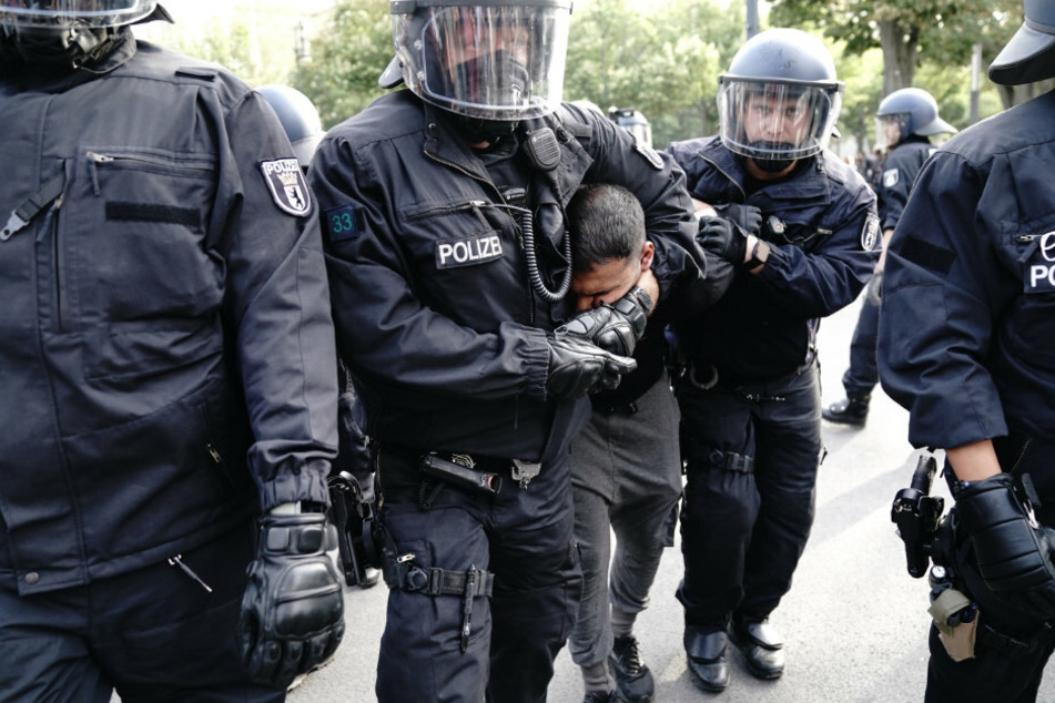 Die Polizei nimmt am Samstag Vegan-Koch Attila Hildmann (41) in Gewahrsam bei einer Demonstration gegen die Corona-Maßnahmen.