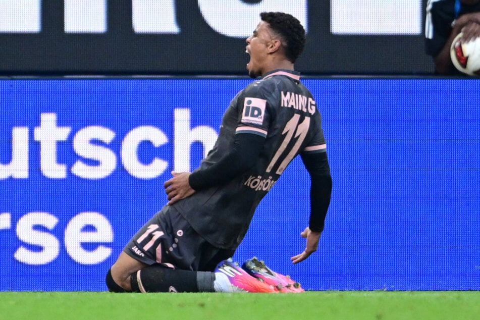 Ex-HSV-Profi Ransford Königsdörffer (24) brachte mit seinem ausschweifenden Jubel den ganzen Volkspark gegen sich auf.