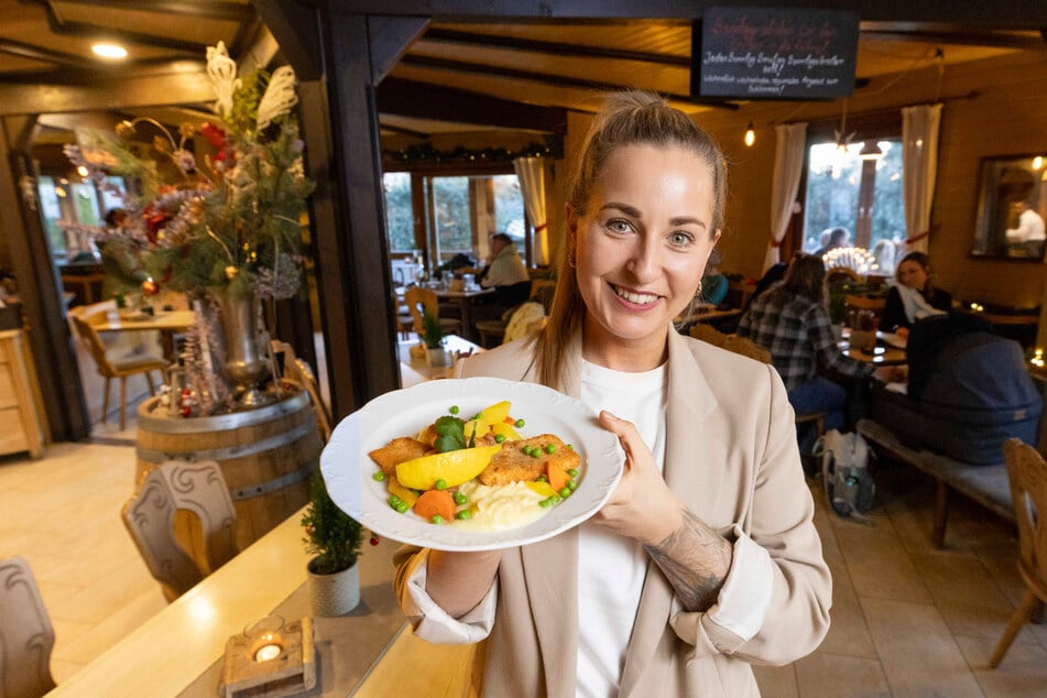 Josefine serviert in der "Lößnitztalschänke" für Kids Fischstäbchen mit Kartoffelpüree.