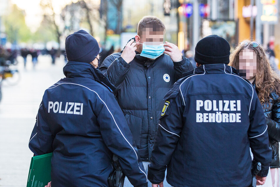 Polizei und Ordnungsamt sind wieder unterwegs und kontrollieren die neuen Corona-Regeln in Dresden. (Archivbild)