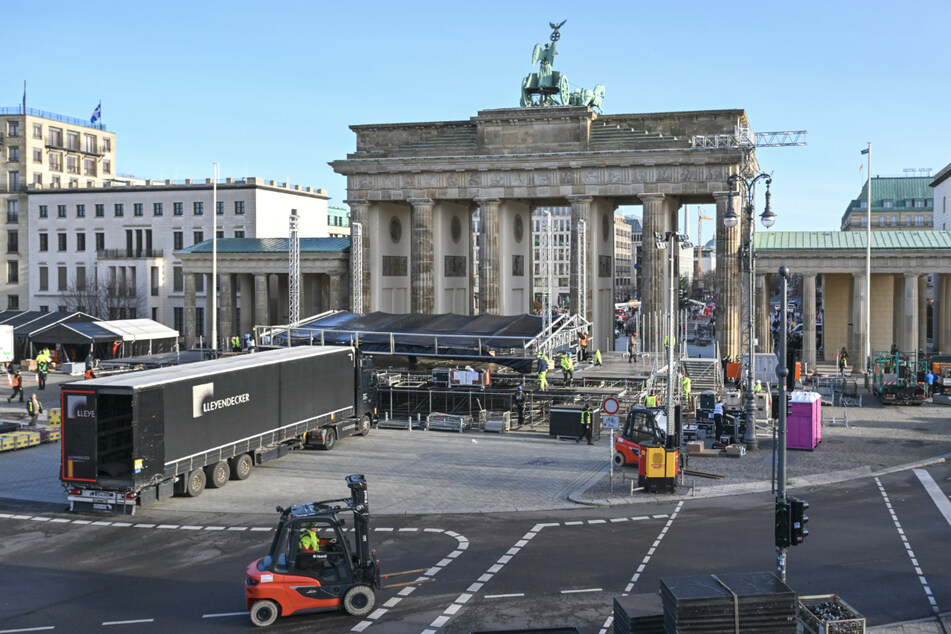 Die Aufbauarbeiten vor dem Brandenburger Tor sind bereits voll im Gange.