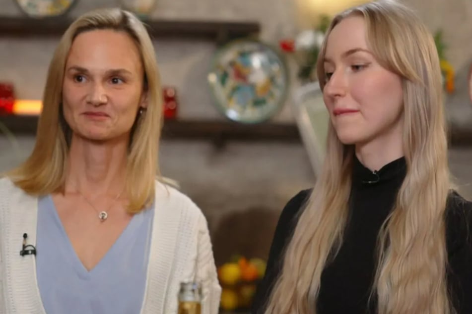 Für Sabina (41, l.) und Pia (22) geht es bald nach Namibia, um Holzkohle-Produzent Marco (38) besser kennenzulernen.