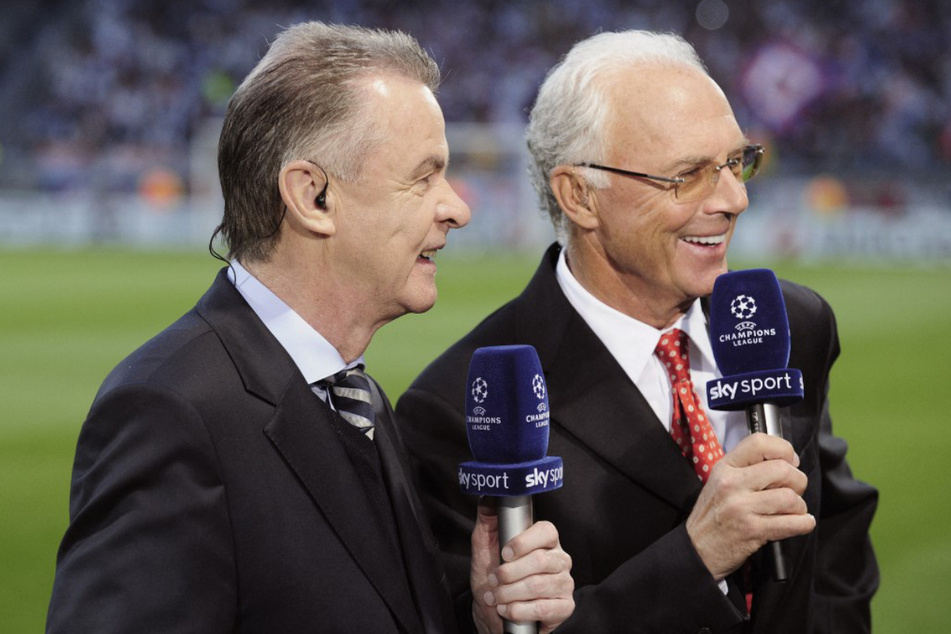Ottmar Hitzfeld (74, l.) und Franz Beckenbauer (†78) verstanden sich auch nach Hitzfelds Zeit beim FC Bayern prächtig. Hier geben die beiden im Rahmen eines Champions-League-Spiels im April 2010 ein Interview.