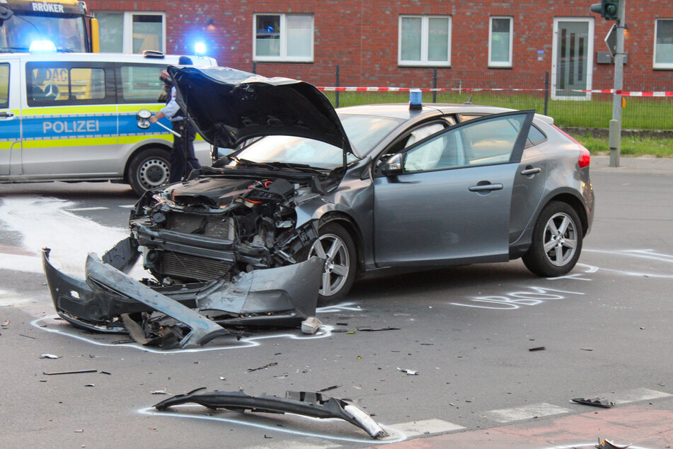 In Viersen sind am Mittwochabend bei einer Einsatzfahrt zwei Polizeiautos zusammengestoßen und fünf Beamte verletzt worden.