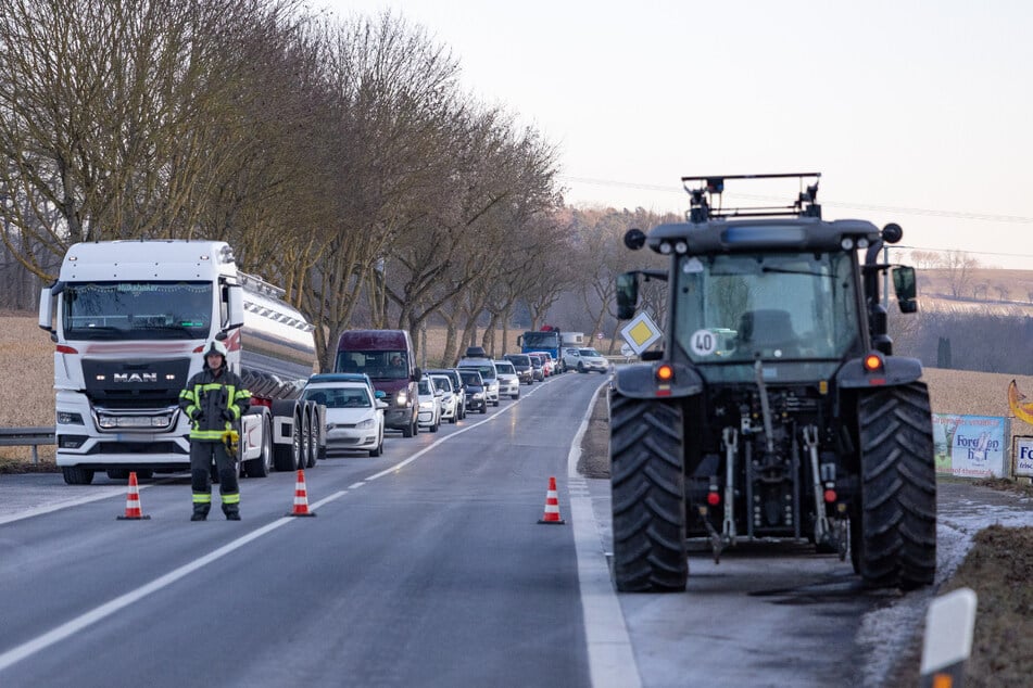 Die Unfallstelle wurde von der Feuerwehr abgesichert.