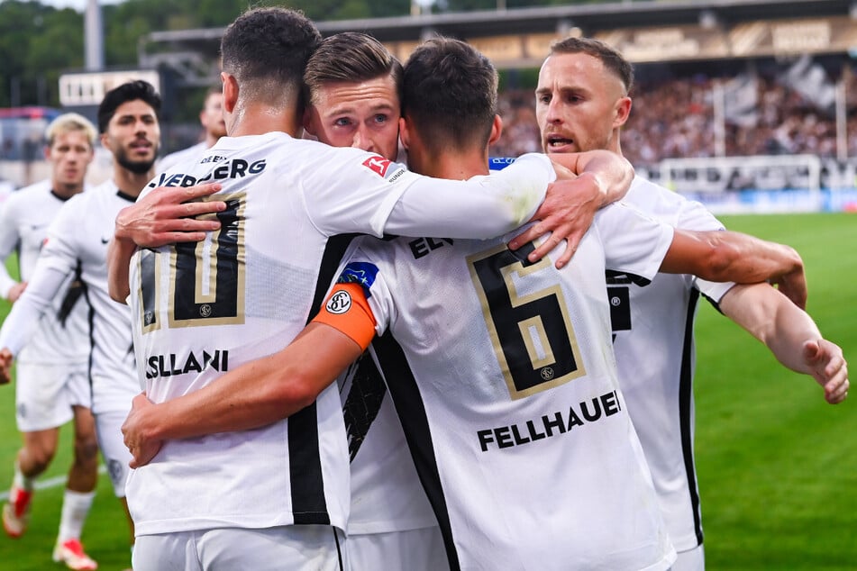 Robin Fellhauer (vorne rechts) netzt jedoch zum zwischenzeitlichen 1:1 und hauchte der SV Elversberg somit neues Leben ein.