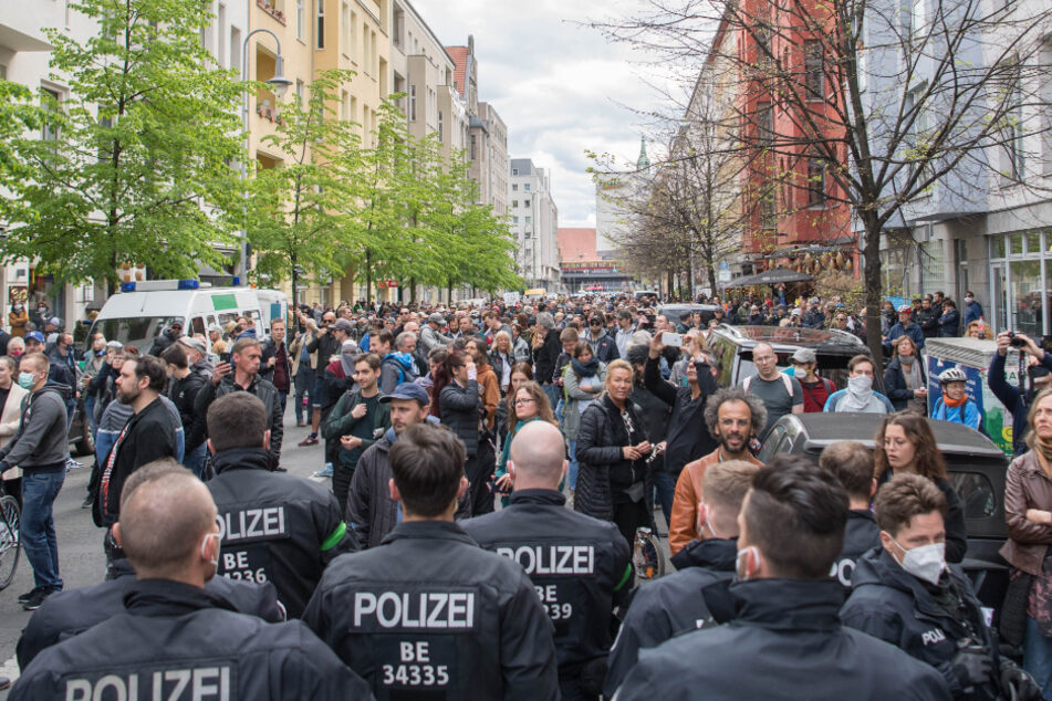 Trotz eines Demonstrationsverbots demonstrieren einige hundert Menschen am Samstag in Anwesenheit von zahlreichen Polizisten auf der Rosa-Luxemburg-Straße gegen die die Corona-Einschränkungen.