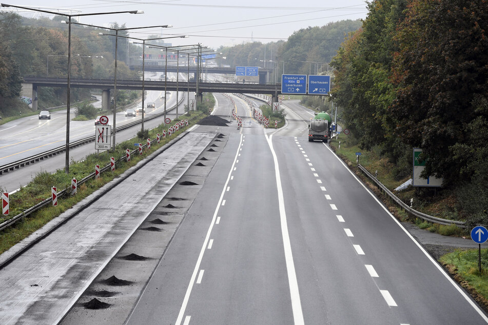 Grund für die Sperrung der A1 bei Leverkusen sind Arbeiten für den Autobahnausbau. (Archivbild)