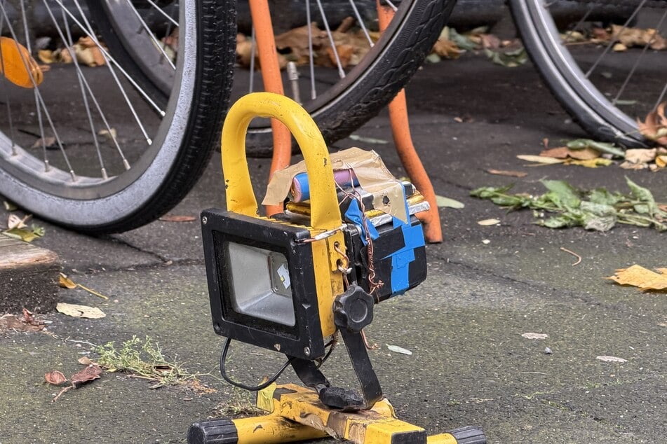 Der verdächtige Gegenstand stellte sich als harmloser Bauscheinwerfer heraus.