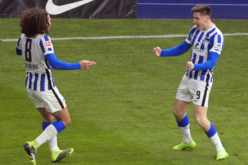 Torschütze Krzysztof Piatek (r.) von Hertha bejubelt seinen Treffer zum 3:0 mit Matteo Guendouzi.