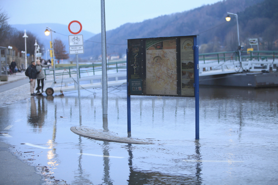In Bad Schandau hat die Elbe aktuell bereits mehr als die Hälfte der Fläche vom Parkplatz Elbkai zwischen Hotel Elbresidenz und dem Elbhotel überflutet.