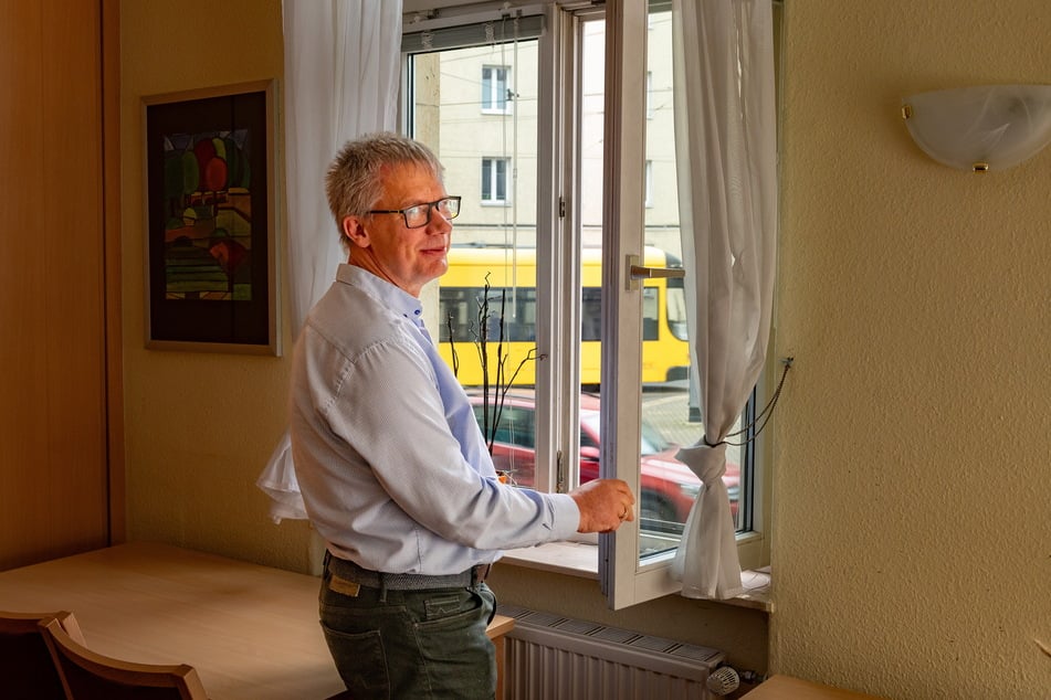 Kein Lärm, außer beim Lüften: Sozialpädagoge Andreas Göbel (59) vom Volkssolidarität-Begegnungszentrum sieht für seine Einrichtung keine grundlegenden Probleme am Standort.