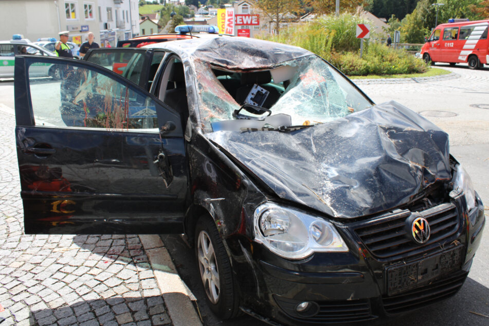 Der VW wurde bei dem Unfall stark beschädigt. Beide Insassinnen wurden verletzt.