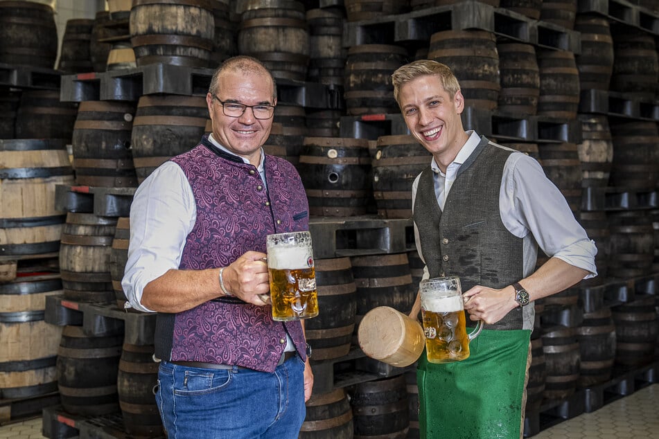 Anzapftrainer Markus Hübner (l.) ließ Krause mit Fässern verschiedener Größen üben.