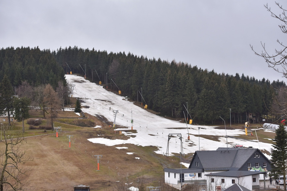 Trauriger Anblick der vergangenen Tage: Schneereste auf dem geschlossenen Skihang in Altenberg.