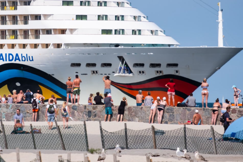Die "Aidablu" der Reederei Aida Cruises liegt am Ostseebad Warnemünde.