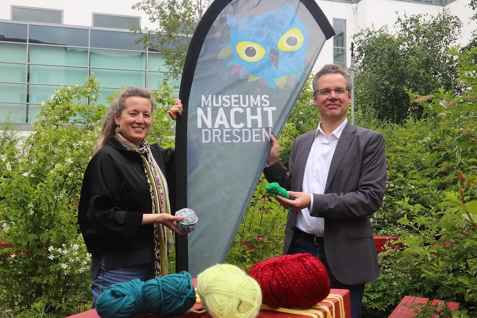 Für die Wolltausch-Börse im Hygiene-Museum: Direktorin Iris Edenheiser (48) und Kulturamtsleiter David Klein (48) spinnen schonmal die Fäden.
