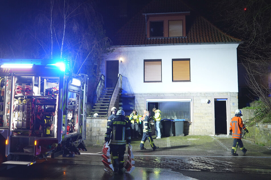 Die Feuerwehr konnte den Brand in der Erdgeschosswohnung schnell löschen, doch für den Bewohner kam jede Hilfe zu spät.