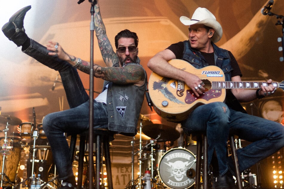 Mit einem neuen Album und großer Club-Tour feiern "The Boss Hoss" in diesem Jahr ihr 20-jähriges Bestehen. Am Freitag erscheint die neue Single "I'll Be Back", die sie zusammen mit Arnold Schwarzenegger (77) aufnahmen.