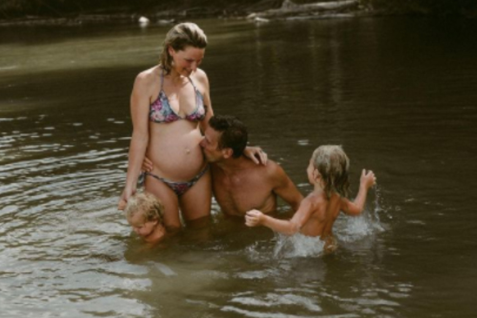 Seit Wochen leben sie, Ehemann Peer Kusmagk (45) und ihre Kinder in Costa Rica.