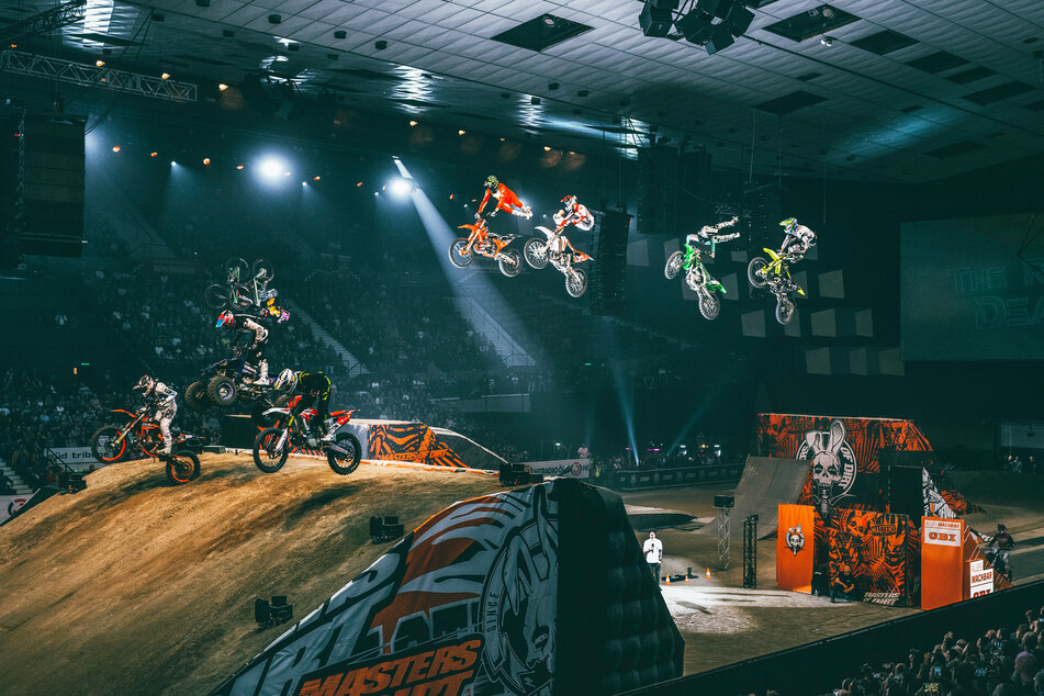 Zwei Radfahrer, sechs Biker auf ihren Motocross-Maschinen und einer auf seinem Quad fliegen bei den "Masters of Dirt" zeitgleich durch die Luft.