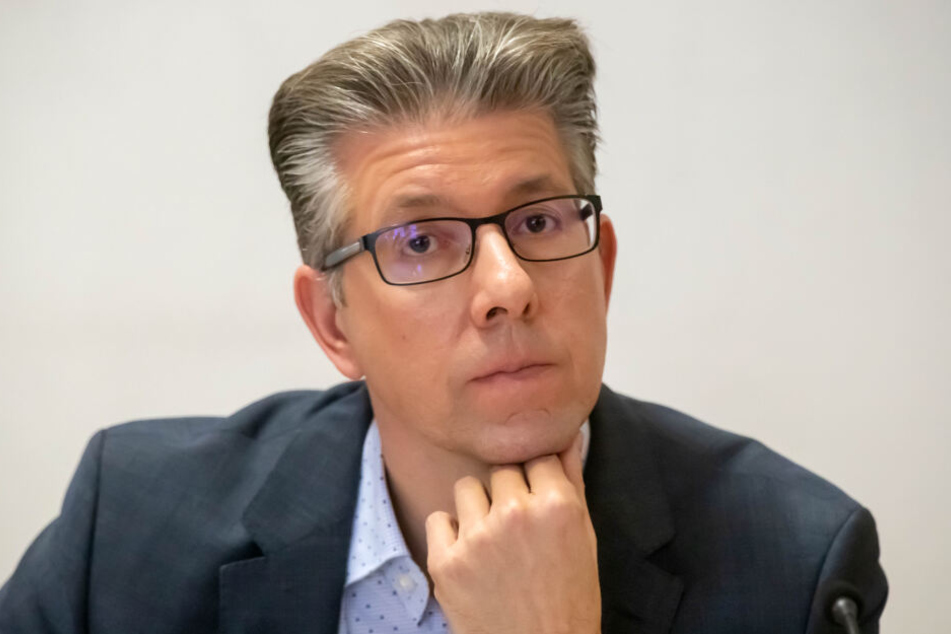 Kulturbürgermeister Ralph Burghart (48, CDU) macht sich Gedanken über einen neuen Wegweiser-Standort. Die Sanierung würde 15 000 Euro kosten.