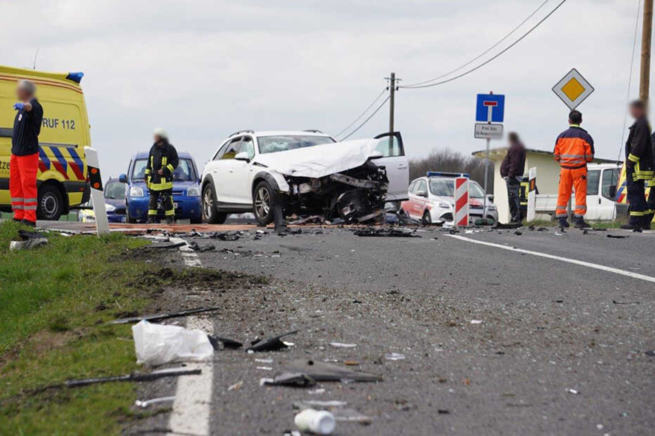 Der Audi wurde bei dem Unfall schwer beschädigt.