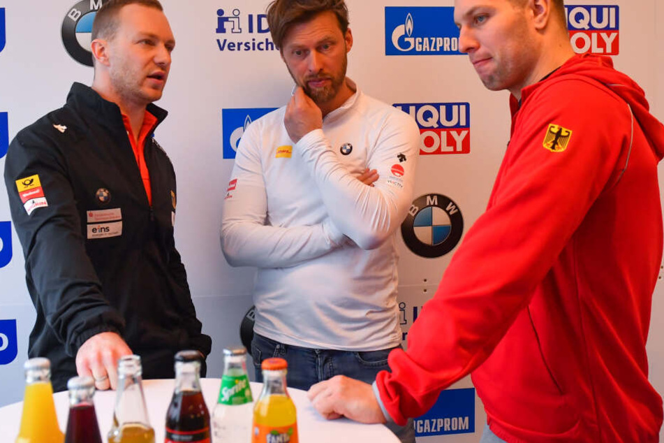 Francesco Friedrich (links) im Gespräch mit Bundestrainer René Spieß (Mitte) und Bob-Pilot Nico Walther.
